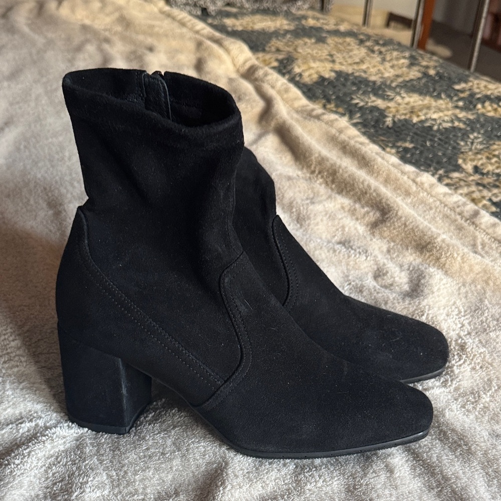 Aquatalia Black Suede Ankle Boots. Size 8.5